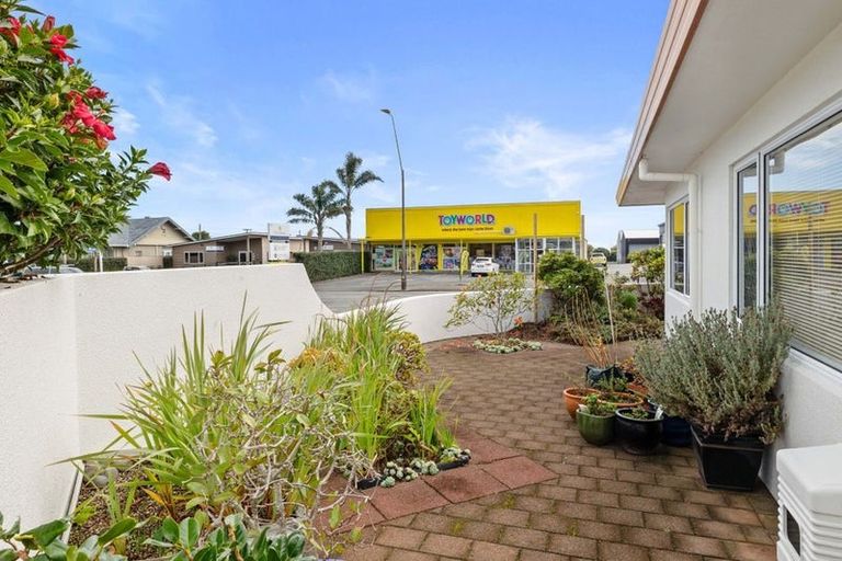 Photo of property in 1 Strandon Place, Strandon, New Plymouth, 4312
