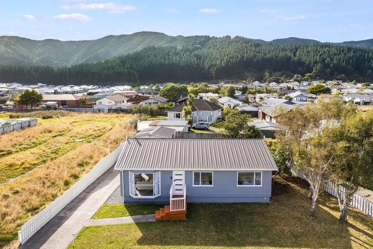 Photo of property in 10 Grimsby Grove, Wainuiomata, Lower Hutt, 5014