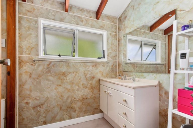 Photo of property in 2 Pipitea Place, Massey, Auckland, 0614