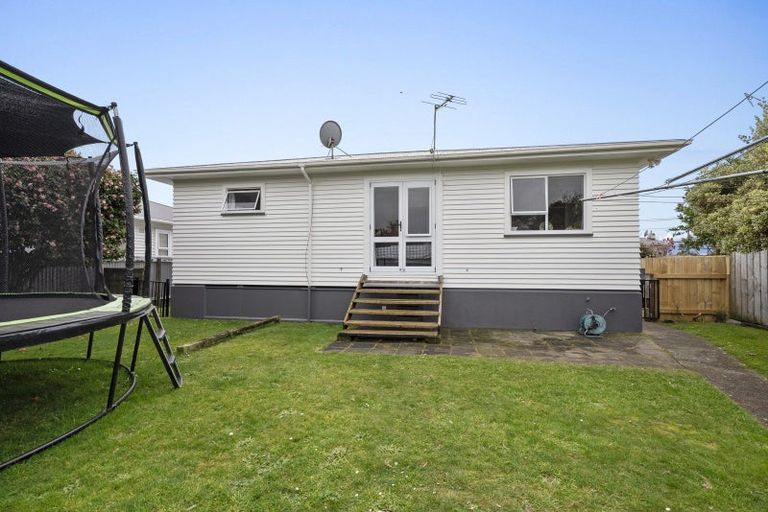 Photo of property in 3 Blenheim Place, Vogeltown, New Plymouth, 4310