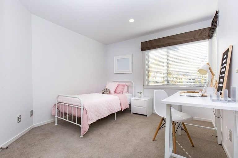 Photo of property in 84 Lake Panorama Drive, Henderson Valley, Auckland, 0612