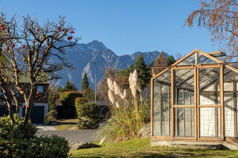 Photo of property in 9 Oregon Drive, Kelvin Heights, Queenstown, 9300