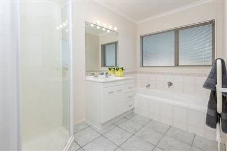 Photo of property in 16 Nad Place, East Tamaki Heights, Auckland, 2016