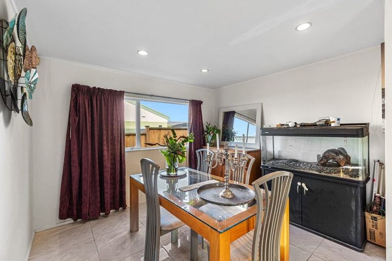 Photo of property in 14a Hinekohu Street, New Lynn, Auckland, 0600