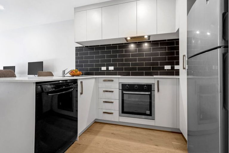 Photo of property in 27 Tokai Place, Glen Eden, 0602