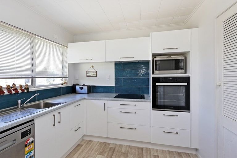 Photo of property in 16 Oxford Street, Taradale, Napier, 4112