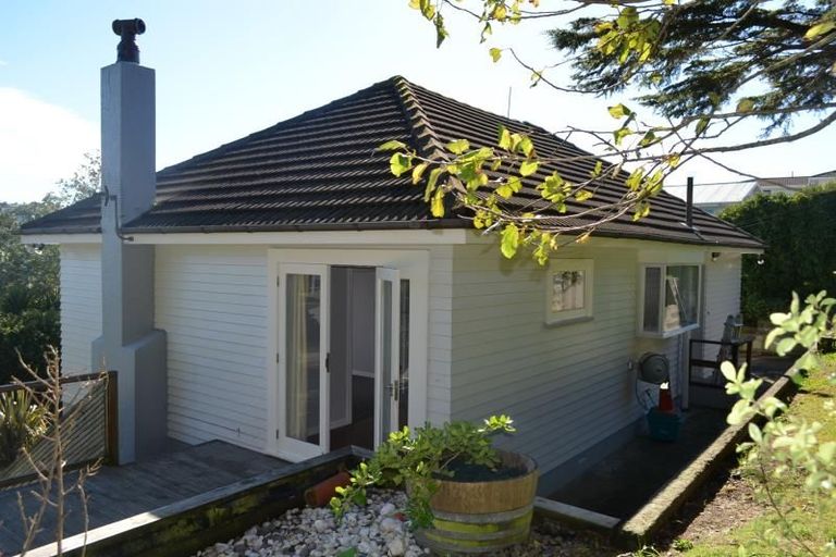 Photo of property in 15 Horokiwi Road West, Newlands, Wellington, 6037