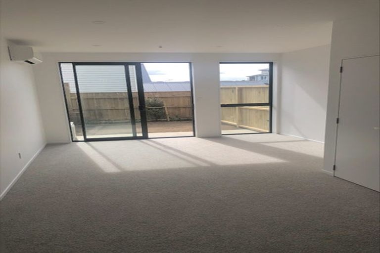 Photo of property in 62u2 Spenmoor Street, Newlands, Wellington, 6037