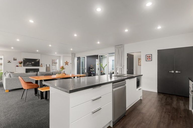 Photo of property in 10 Monaco Grove, Fitzherbert, Palmerston North, 4410