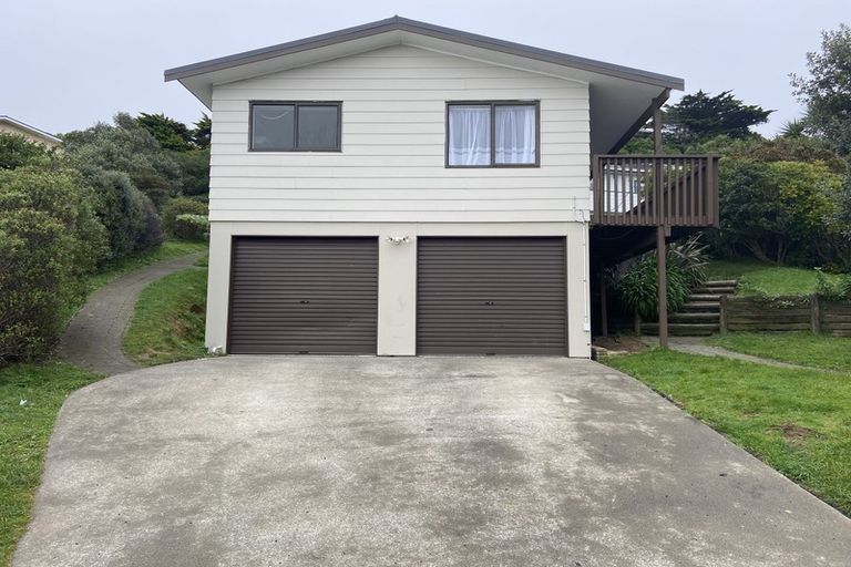 Photo of property in 17 Fernhaven Grove, Newlands, Wellington, 6037