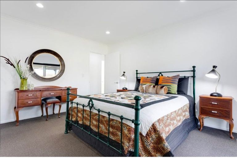 Photo of property in 18 Mcewen Crescent, Riverstone Terraces, Upper Hutt, 5018