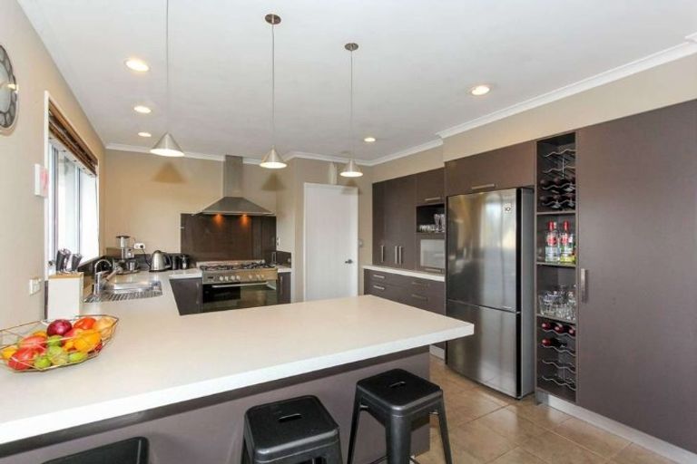 Photo of property in 5 Caledonia Place, Highlands Park, New Plymouth, 4312