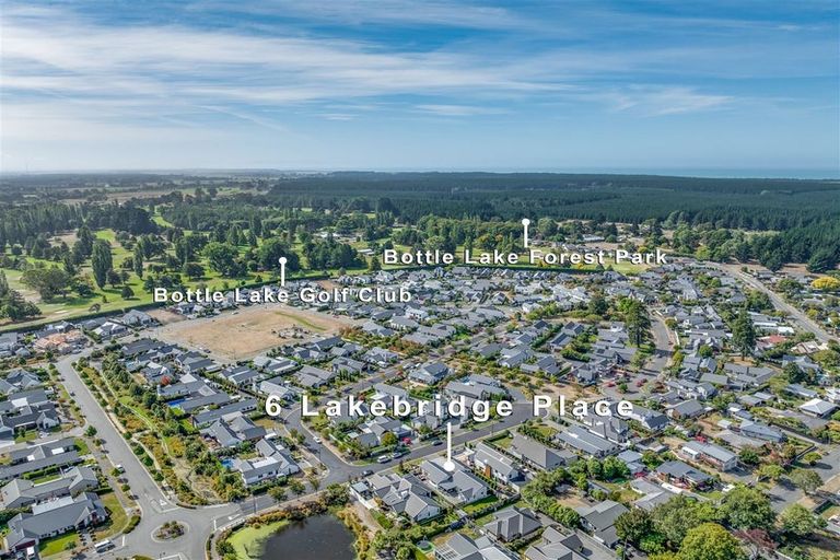 Photo of property in 6 Lakebridge Place, Parklands, Christchurch, 8083