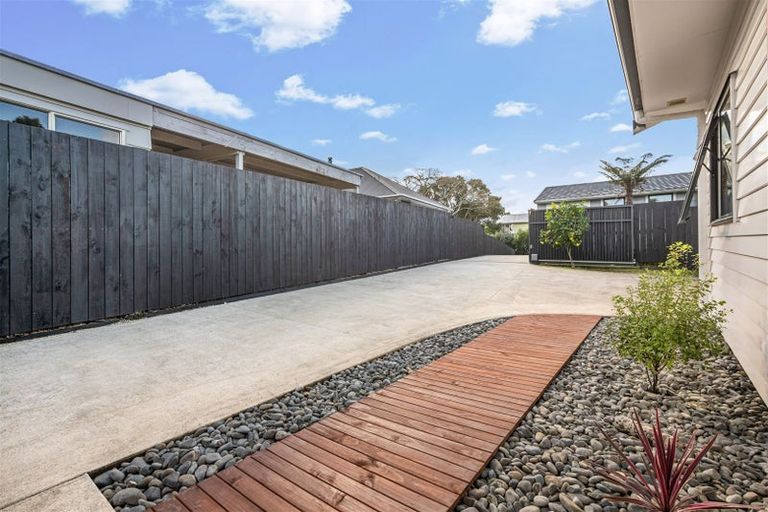 Photo of property in 33a Gill Avenue, Te Atatu Peninsula, Auckland, 0610