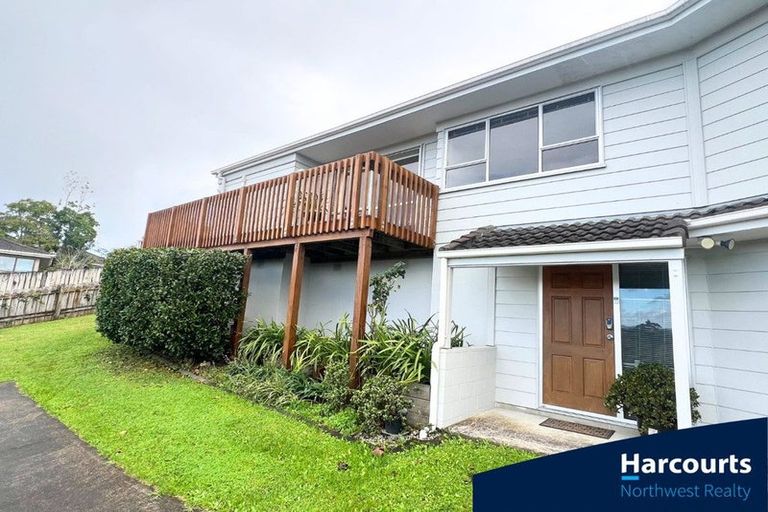 Photo of property in 25 Peterhouse Place, West Harbour, Auckland, 0618