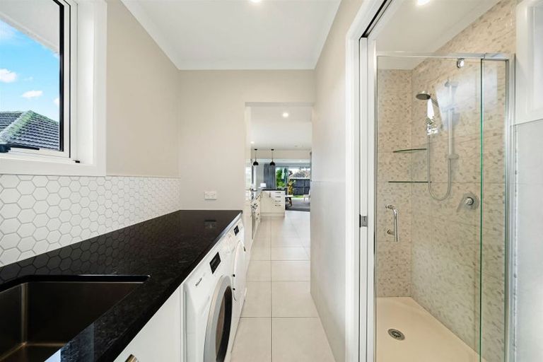 Photo of property in 4 Rixon Place, Te Atatu Peninsula, Auckland, 0610