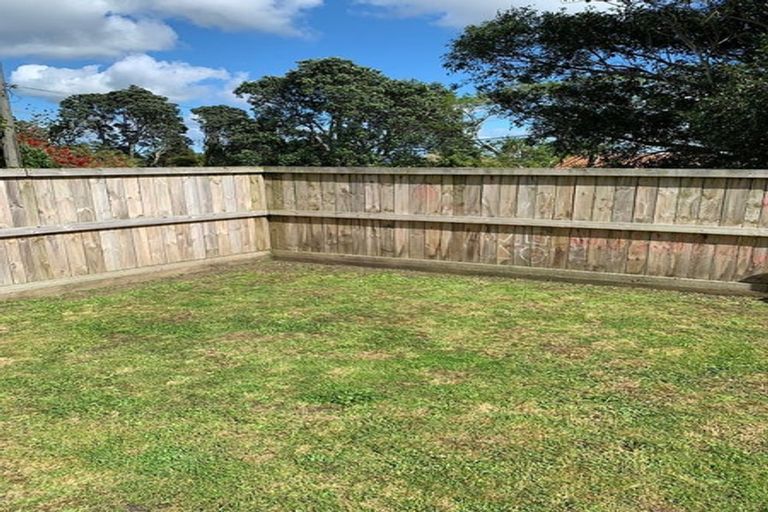 Photo of property in 2/72 Aeroview Drive, Beach Haven, Auckland, 0626