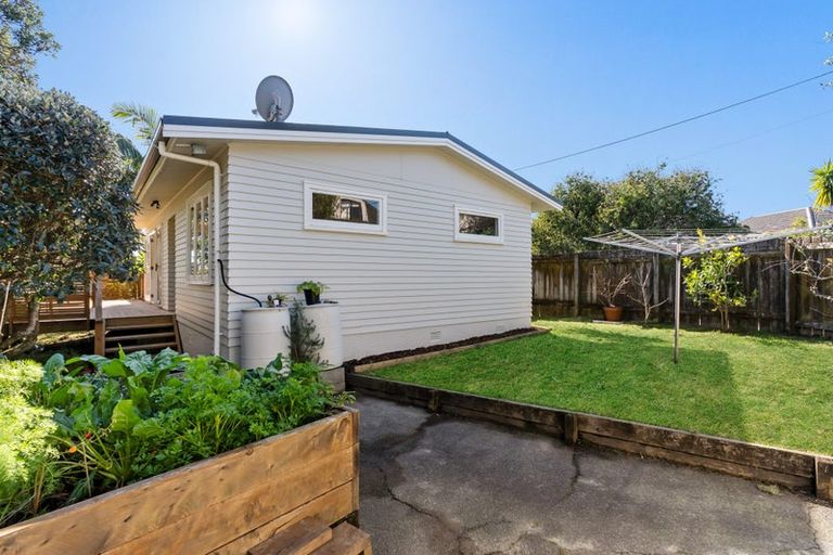 Photo of property in 1/16a Bardia Street, Belmont, Auckland, 0622
