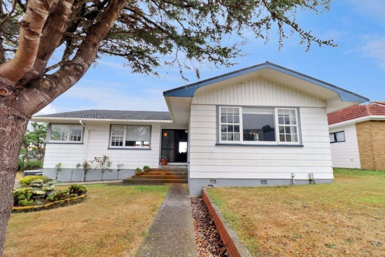 Photo of property in 92 Stewart Drive, Newlands, Wellington, 6037