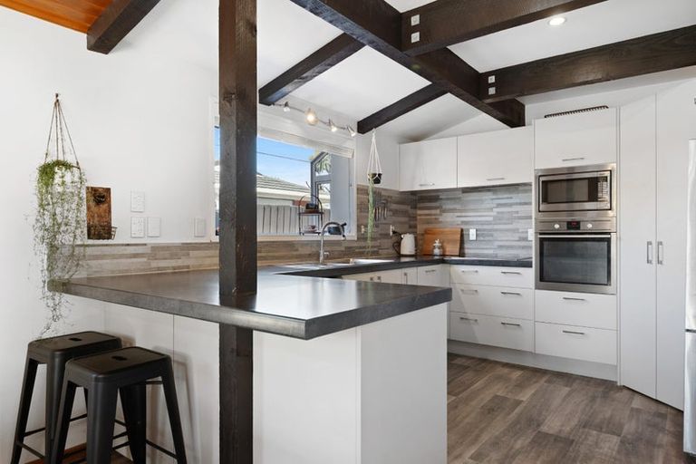 Photo of property in 18 Pyatt Place, Redwood, Christchurch, 8051