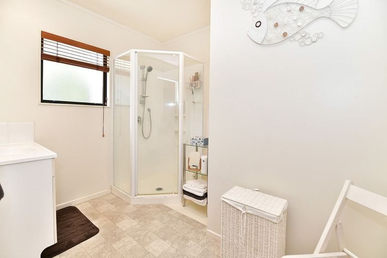 Photo of property in 2/8 Knott Road, Stanmore Bay, Whangaparaoa, 0932