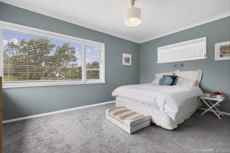 Photo of property in 11 Pinkerton Grove, Newlands, Wellington, 6037