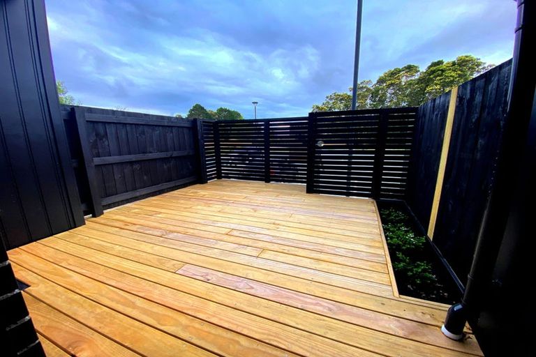 Photo of property in 21 Meg Lane, Glen Eden, Auckland, 0602