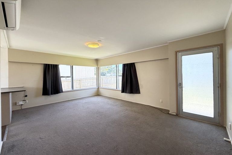Photo of property in 2/856 East Coast Road, Northcross, Auckland, 0630