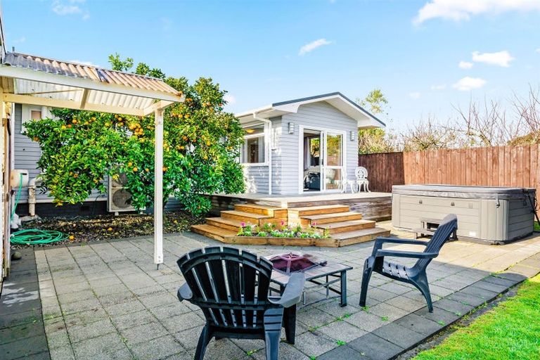 Photo of property in 4 Rixon Place, Te Atatu Peninsula, Auckland, 0610