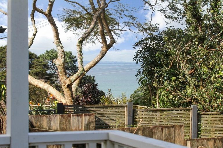 Photo of property in 4 Mceldowney Road, Titirangi, Auckland, 0604