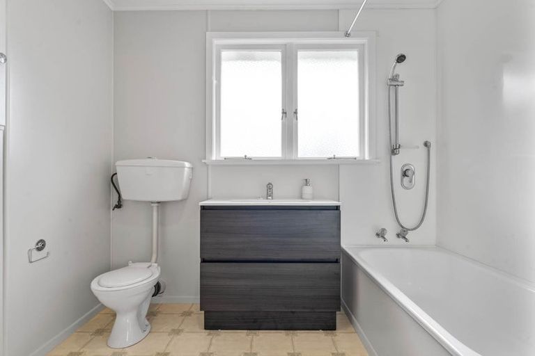 Photo of property in 6 Clinton Avenue, Te Atatu Peninsula, Auckland, 0610