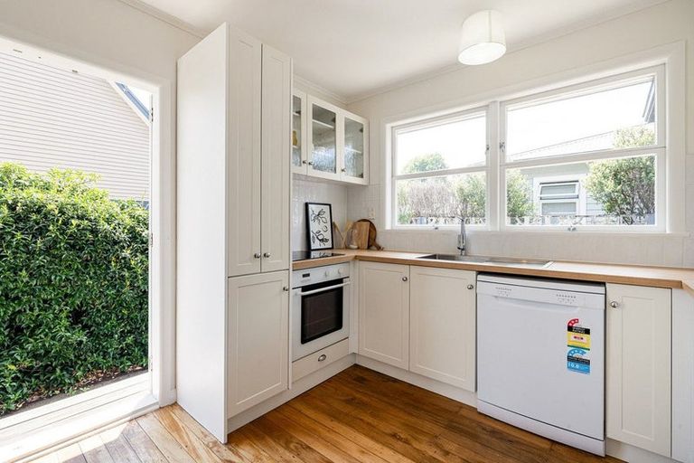 Photo of property in 30 Queen Street, Cambridge, 3434