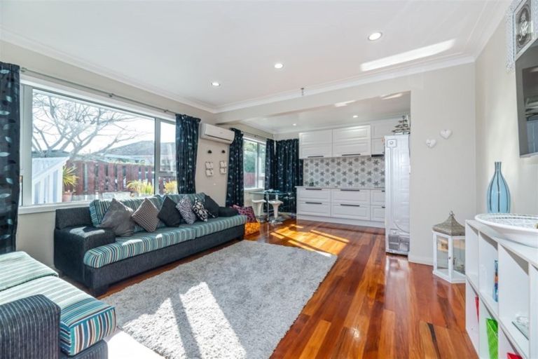 Photo of property in 8a Gloria Avenue, Te Atatu Peninsula, Auckland, 0610