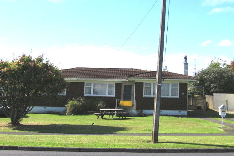 Photo of property in 37 Gloria Avenue, Te Atatu Peninsula, Auckland, 0610