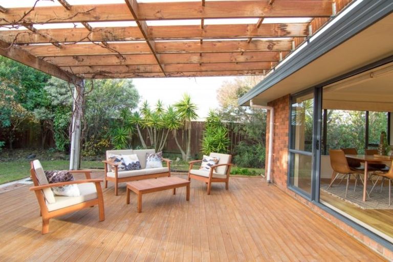 Photo of property in 8 Sorrento Place, Kelvin Grove, Palmerston North, 4414