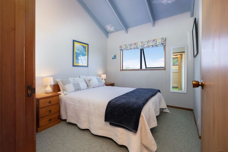 Photo of property in 107 North Piha Road, Piha, 0772