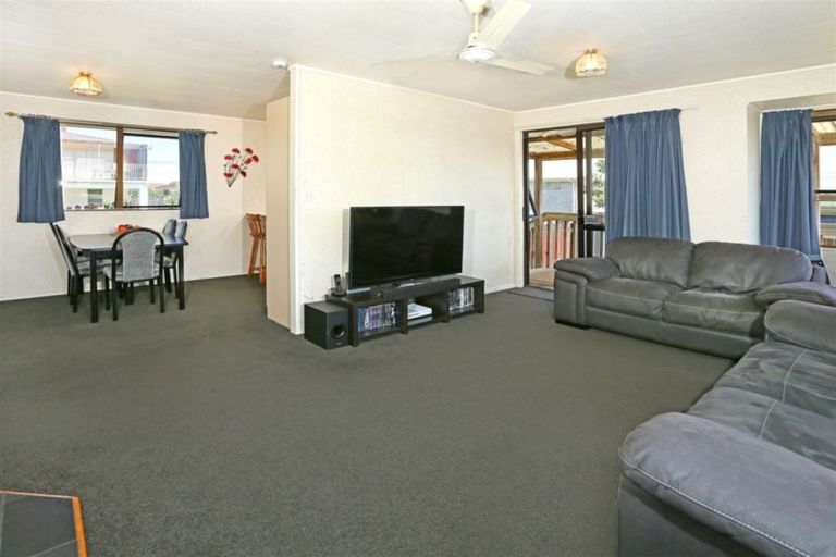 Photo of property in 1 Marlene Avenue, Te Atatu South, Auckland, 0610