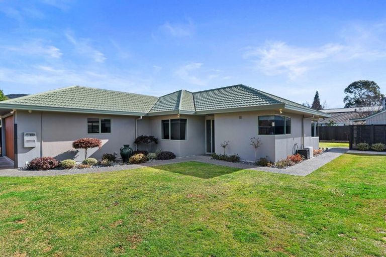 Photo of property in 14 Capricorn Place, Kawaha Point, Rotorua, 3010