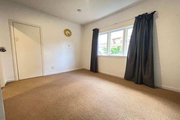 Photo of property in 42 Lyons Avenue, Murrays Bay, Auckland, 0630