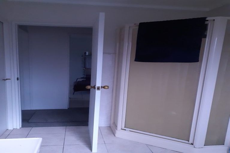 Photo of property in 1/9 Santiago Crescent, Unsworth Heights, Auckland, 0632