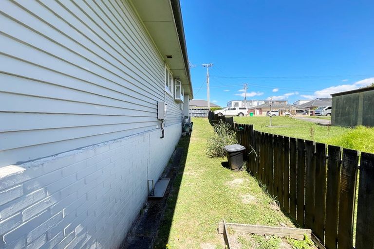 Photo of property in 4 Paton Avenue, Te Atatu South, Auckland, 0610
