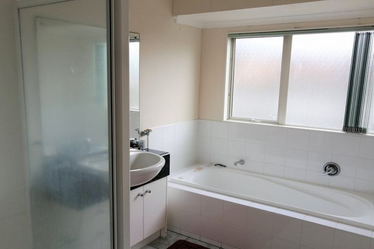 Photo of property in 14 Mellefont Close, East Tamaki Heights, Auckland, 2016