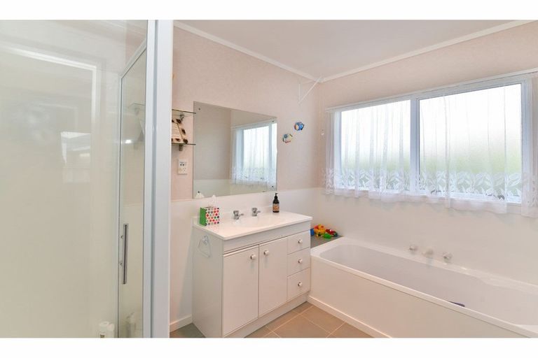 Photo of property in 1 Lakeside Drive, Orewa, 0931