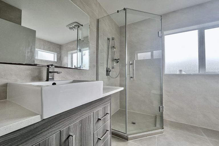 Photo of property in 28 Mantra Road, Massey, Auckland, 0614