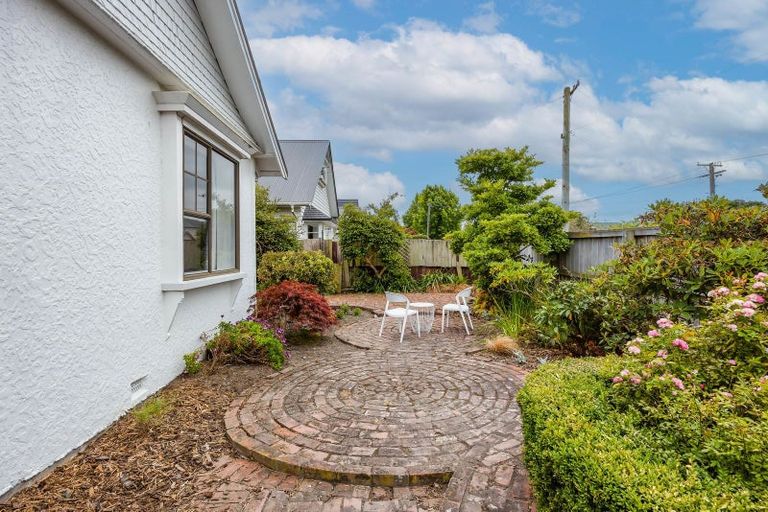 Photo of property in 113 Saint Andrews Square, Strowan, Christchurch, 8052