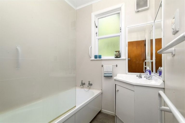 Photo of property in 28 Beazley Avenue, Paparangi, Wellington, 6037