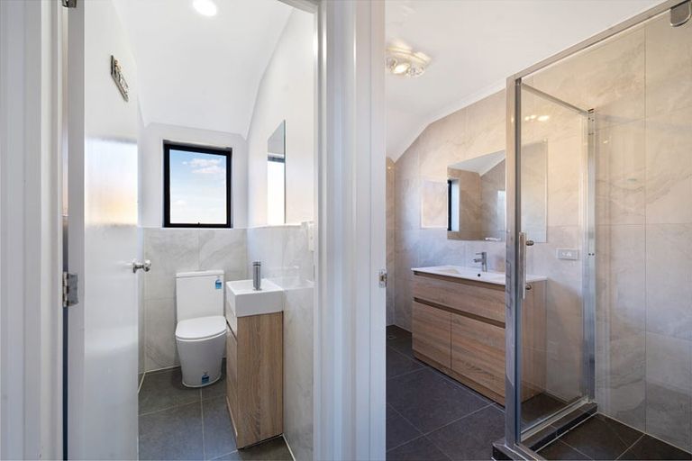 Photo of property in 18 Plumstead Rise, Glen Eden, Auckland, 0602