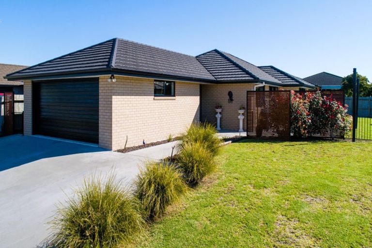 Photo of property in 16 Roto View, One Tree Point, 0118