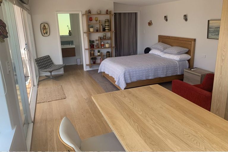 Photo of property in 25 Hungerford Road, Lyall Bay, Wellington, 6022