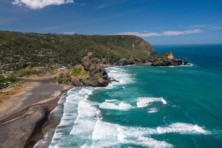 Photo of property in 20 Garden Road, Piha, New Lynn, 0772